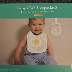 🌻 $5 Baby’s bib keepsake set